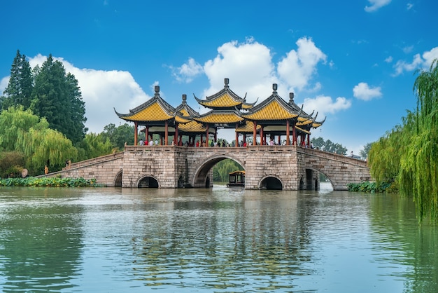 https://mdw-travel-data-us-east-1.s3.amazonaws.com/img/country/China/Lotus-Bridge/img_00.jpg