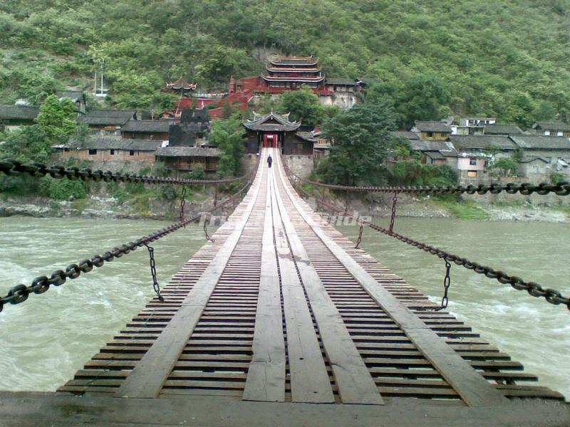 https://mdw-travel-data-us-east-1.s3.amazonaws.com/img/country/China/Luding-Bridge/img_01.jpg