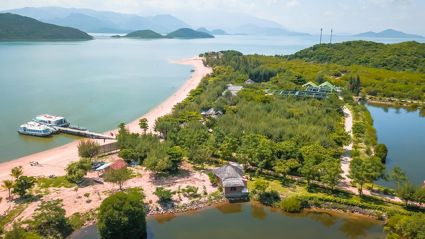 https://mdw-travel-data-us-east-1.s3.amazonaws.com/img/country/China/Monkey-Island/img_02.jpg