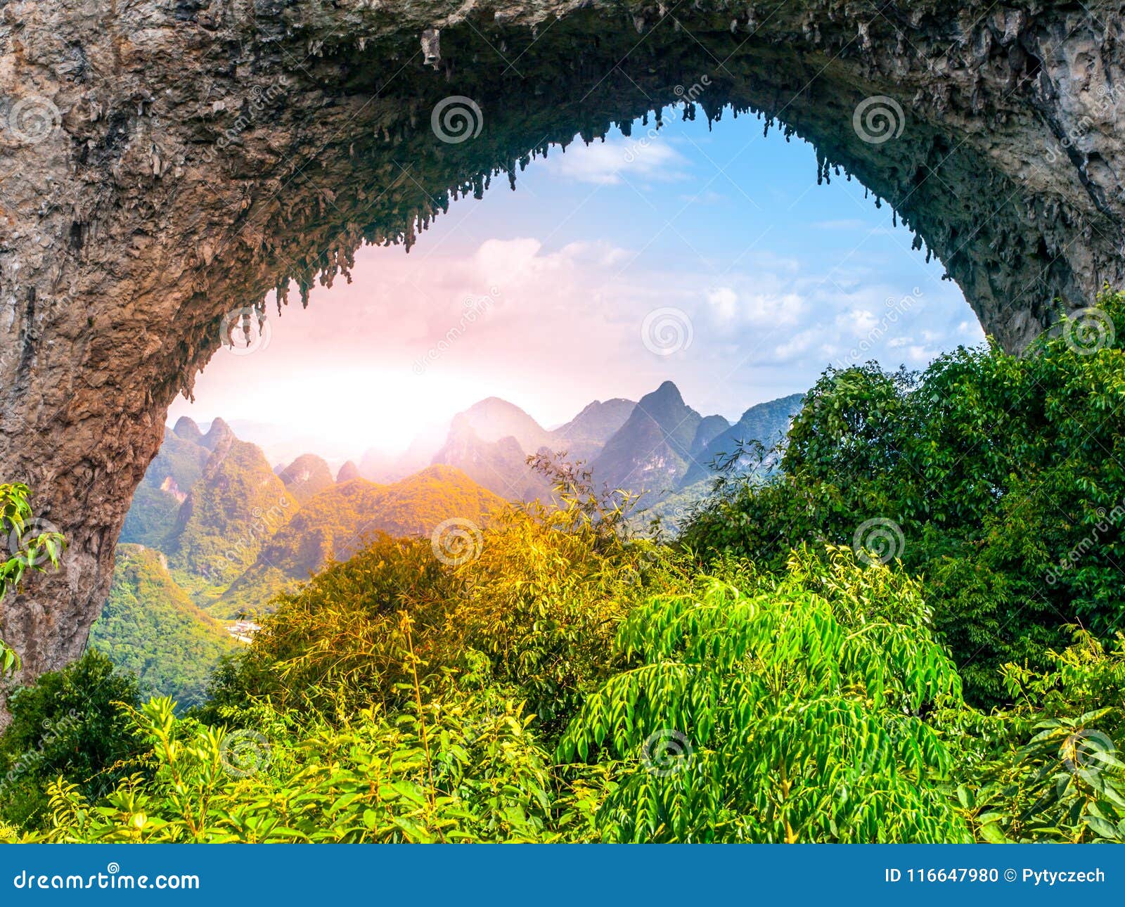 https://mdw-travel-data-us-east-1.s3.amazonaws.com/img/country/China/Moon-Hill/img_03.jpg