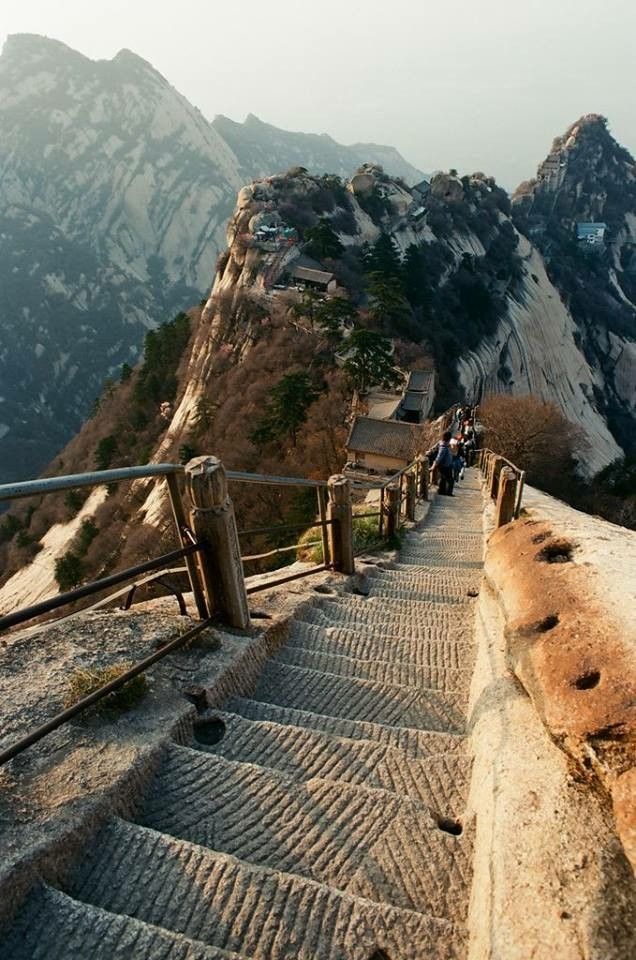 https://mdw-travel-data-us-east-1.s3.amazonaws.com/img/country/China/Mount-Hua/img_02.jpg