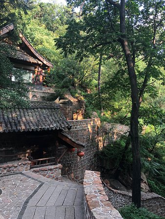 https://mdw-travel-data-us-east-1.s3.amazonaws.com/img/country/China/Mount-Qianshan/img_01.jpg