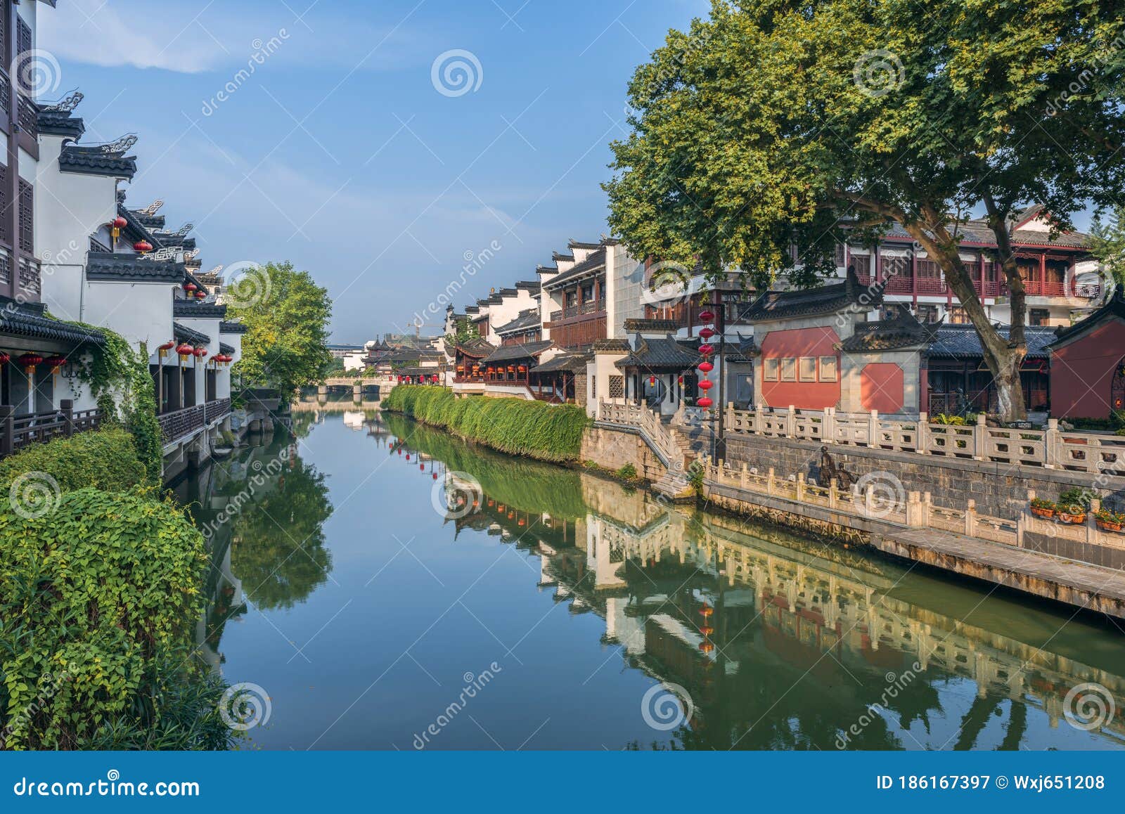 https://mdw-travel-data-us-east-1.s3.amazonaws.com/img/country/China/Qinhuai-River/img_01.jpg