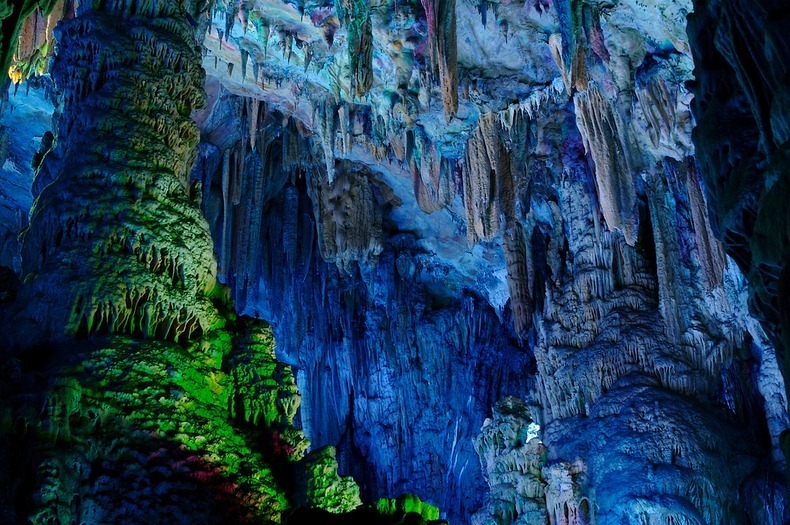 https://mdw-travel-data-us-east-1.s3.amazonaws.com/img/country/China/Reed-Flute-Cave/img_01.jpg