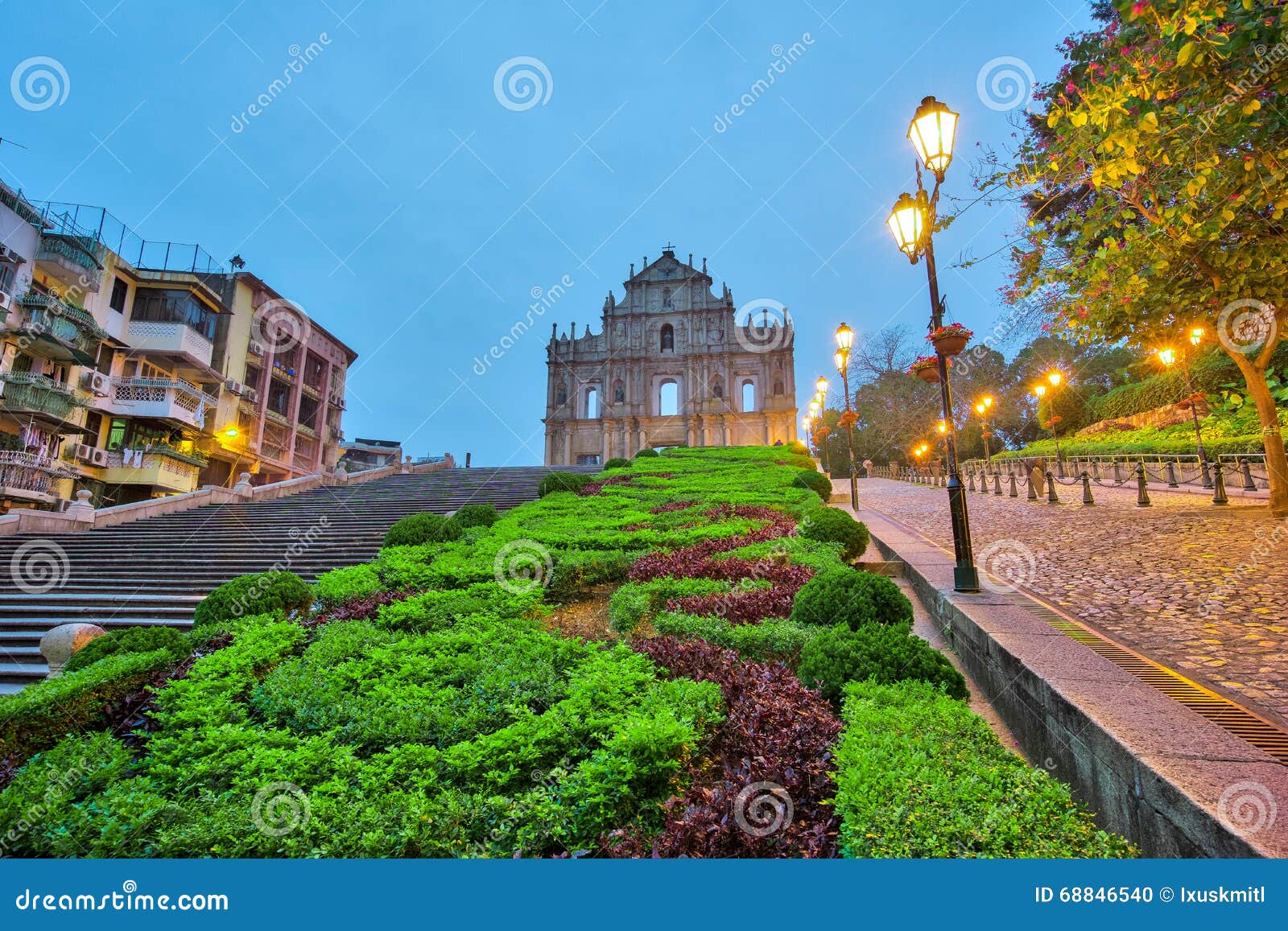 https://mdw-travel-data-us-east-1.s3.amazonaws.com/img/country/China/Ruins-of-St.-Pauls/img_04.jpg