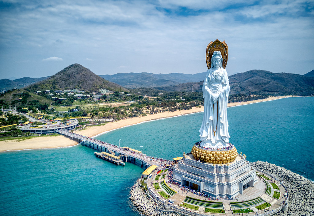 https://mdw-travel-data-us-east-1.s3.amazonaws.com/img/country/China/Sanya-Redaiyulin-Square/img_03.jpg