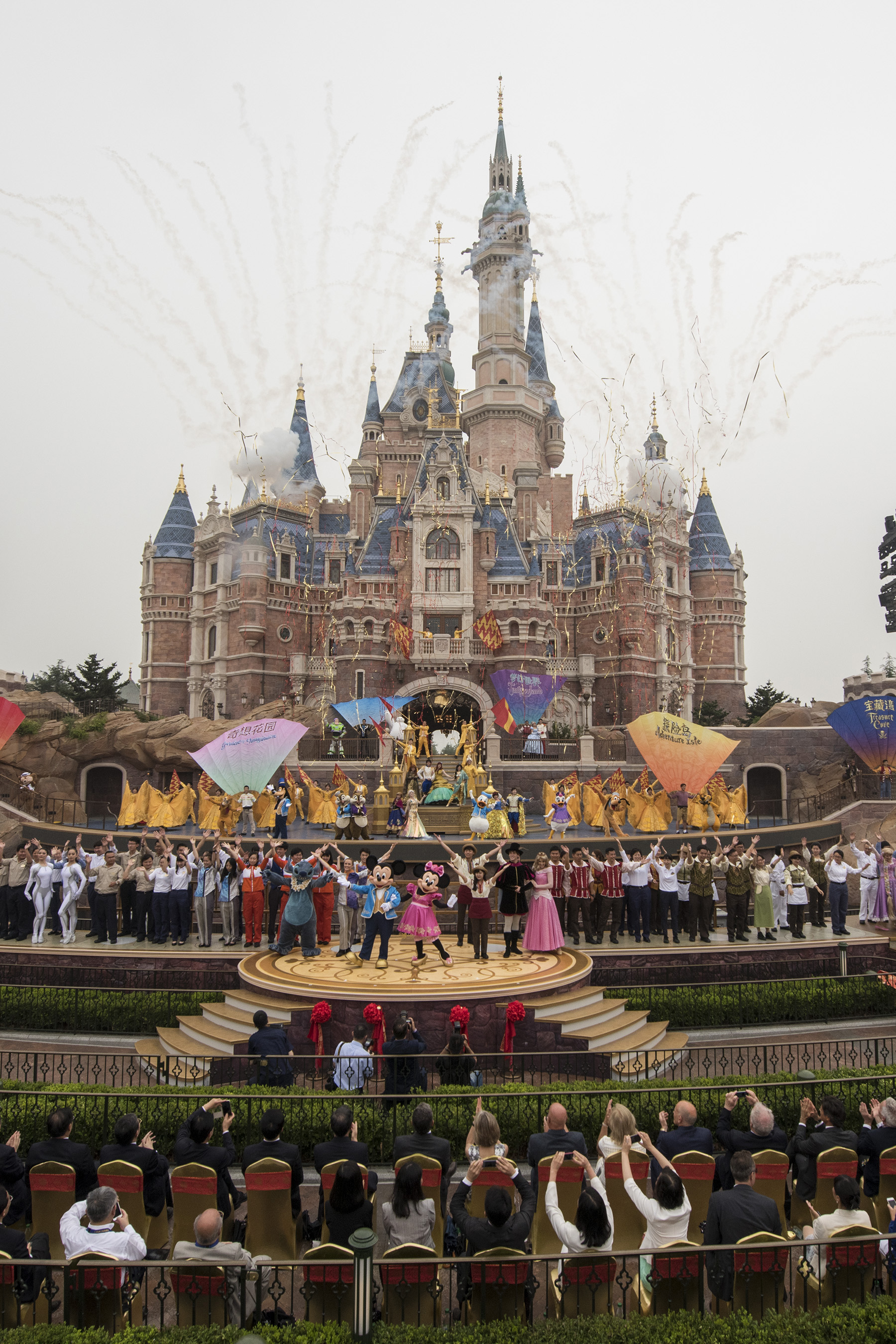 https://mdw-travel-data-us-east-1.s3.amazonaws.com/img/country/China/Shanghai-Disney-Resort/img_03.jpg