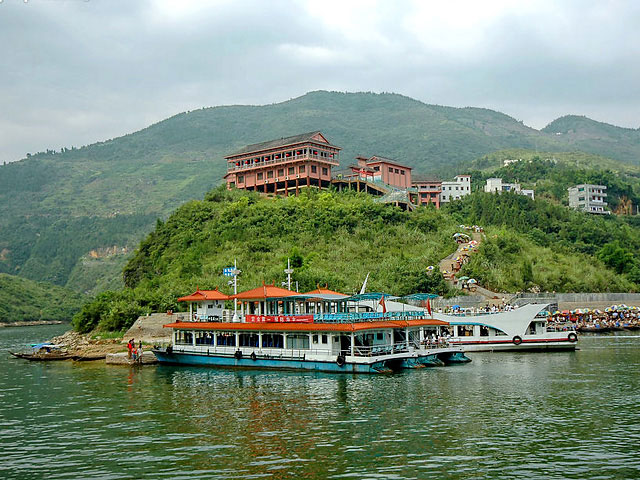 https://mdw-travel-data-us-east-1.s3.amazonaws.com/img/country/China/Shennong-Stream/img_03.jpg