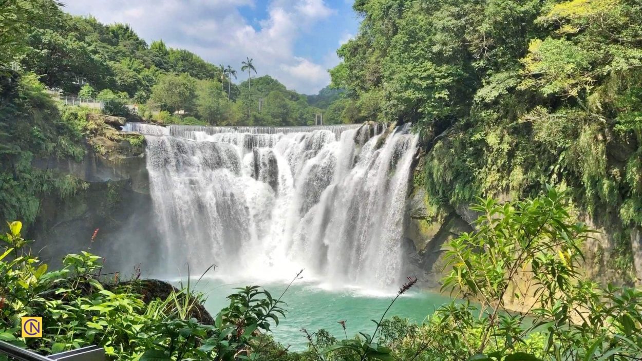 https://mdw-travel-data-us-east-1.s3.amazonaws.com/img/country/China/Shifen-Waterfall/img_01.jpg