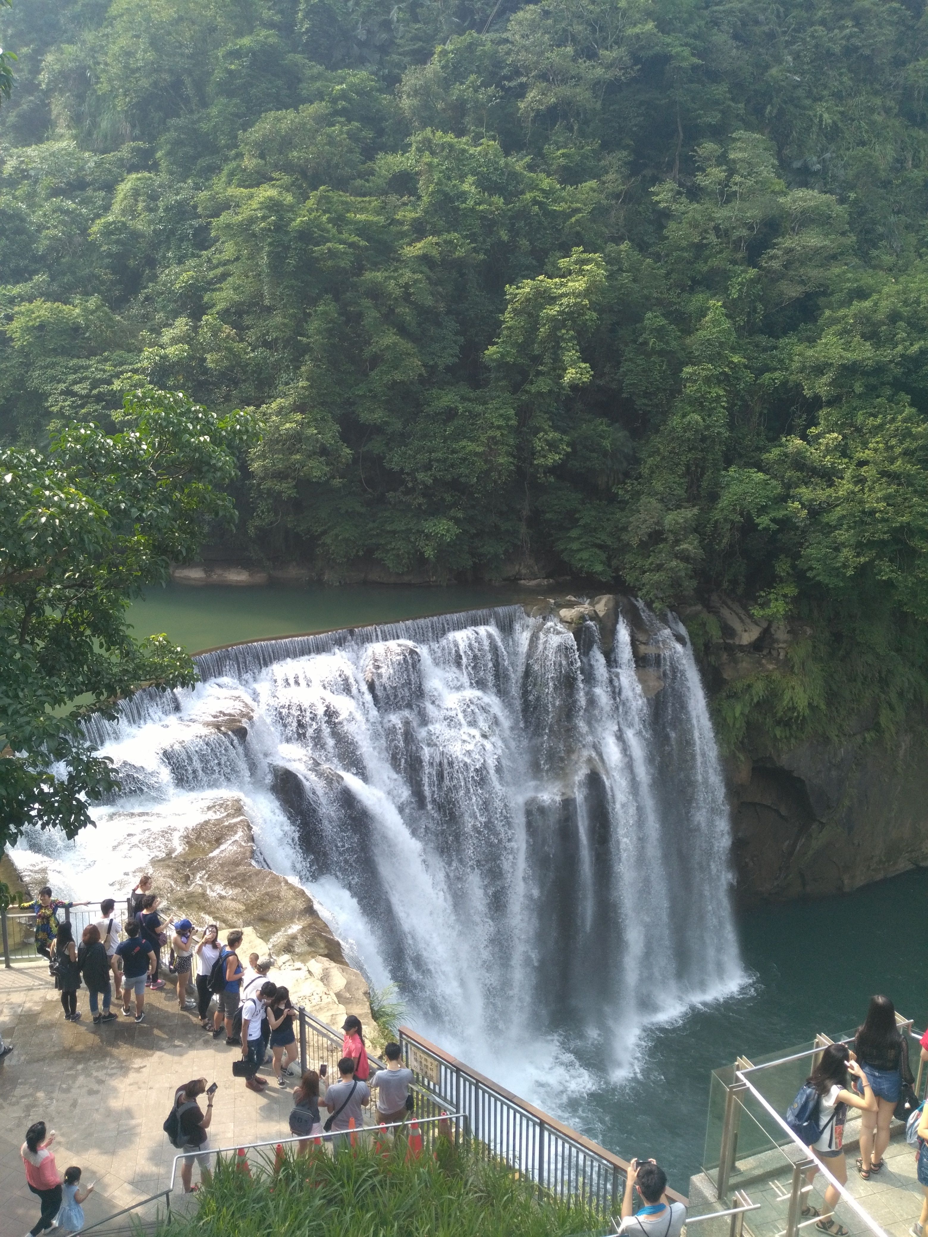 https://mdw-travel-data-us-east-1.s3.amazonaws.com/img/country/China/Shifen-Waterfall/img_03.jpg