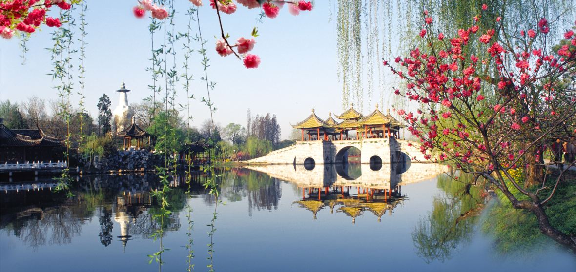 https://mdw-travel-data-us-east-1.s3.amazonaws.com/img/country/China/Slender-West-Lake/img_01.jpg