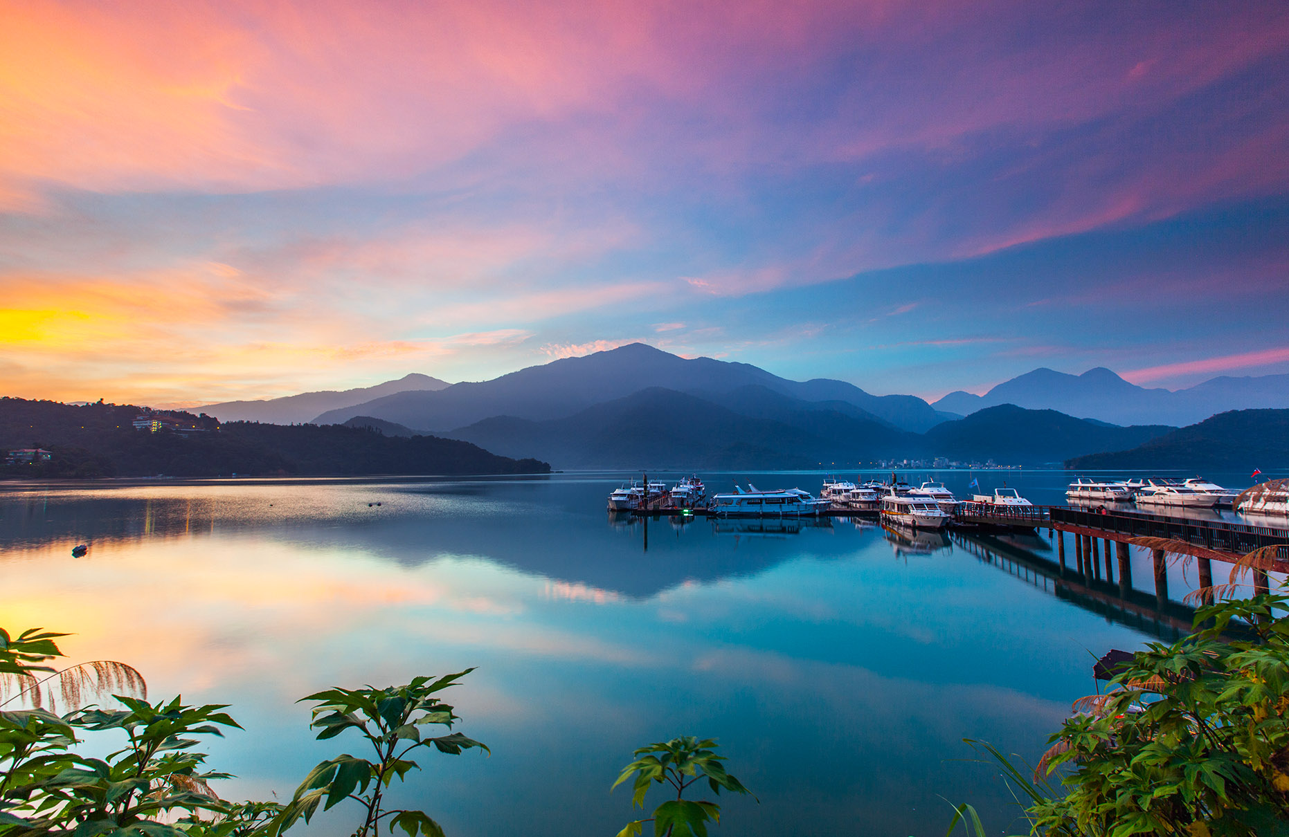 https://mdw-travel-data-us-east-1.s3.amazonaws.com/img/country/China/Sun-Moon-Lake/img_02.jpg