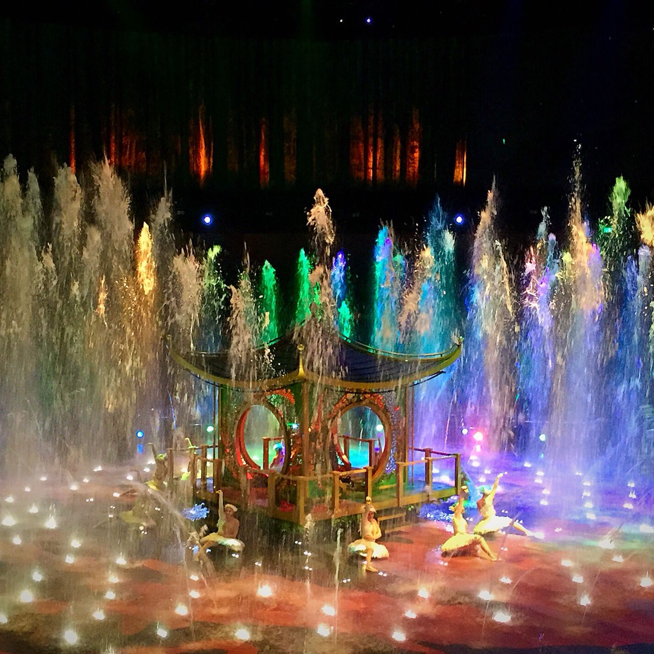 https://mdw-travel-data-us-east-1.s3.amazonaws.com/img/country/China/The-House-of-Dancing-Water/img_02.jpg
