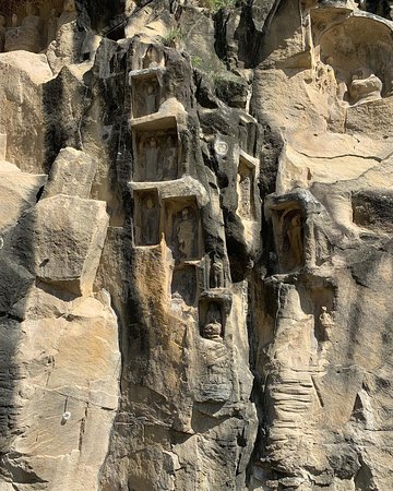 https://mdw-travel-data-us-east-1.s3.amazonaws.com/img/country/China/Thousand-Buddha-Cliff-Stone-Carvings/img_01.jpg