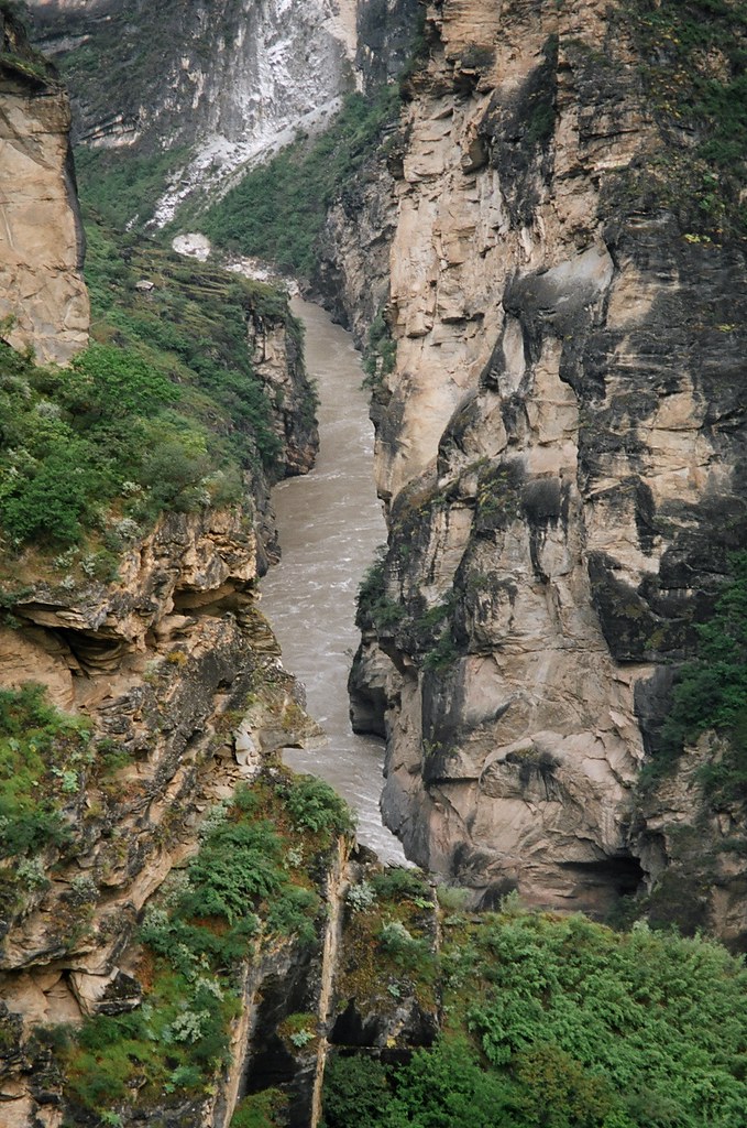https://mdw-travel-data-us-east-1.s3.amazonaws.com/img/country/China/Tiger-Leaping-Gorge/img_02.jpg