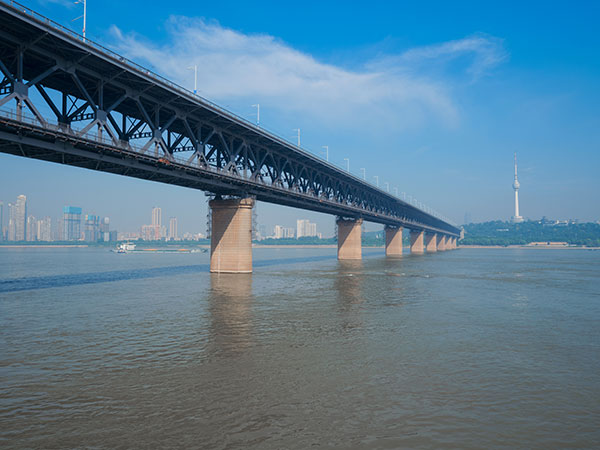https://mdw-travel-data-us-east-1.s3.amazonaws.com/img/country/China/Wuhan-Yangtze-River-Bridge/img_03.jpg