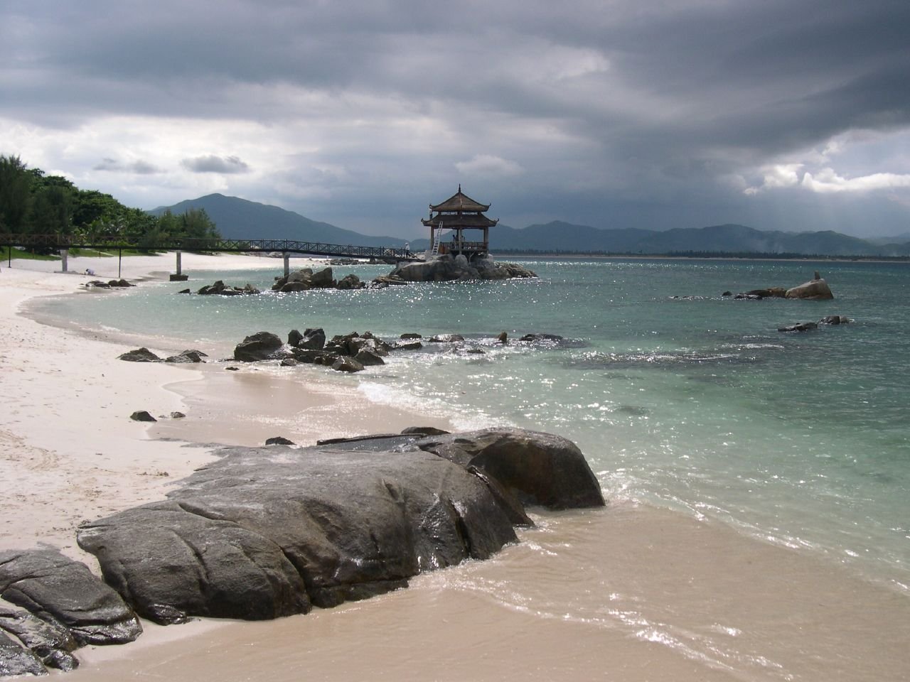 https://mdw-travel-data-us-east-1.s3.amazonaws.com/img/country/China/Wuzhizhou-Island/img_03.jpg
