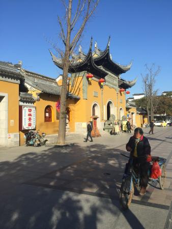 https://mdw-travel-data-us-east-1.s3.amazonaws.com/img/country/China/Xilin-Temple/img_03.jpg
