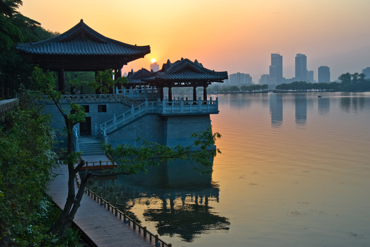 https://mdw-travel-data-us-east-1.s3.amazonaws.com/img/country/China/Xuanwu-Lake/img_02.jpg