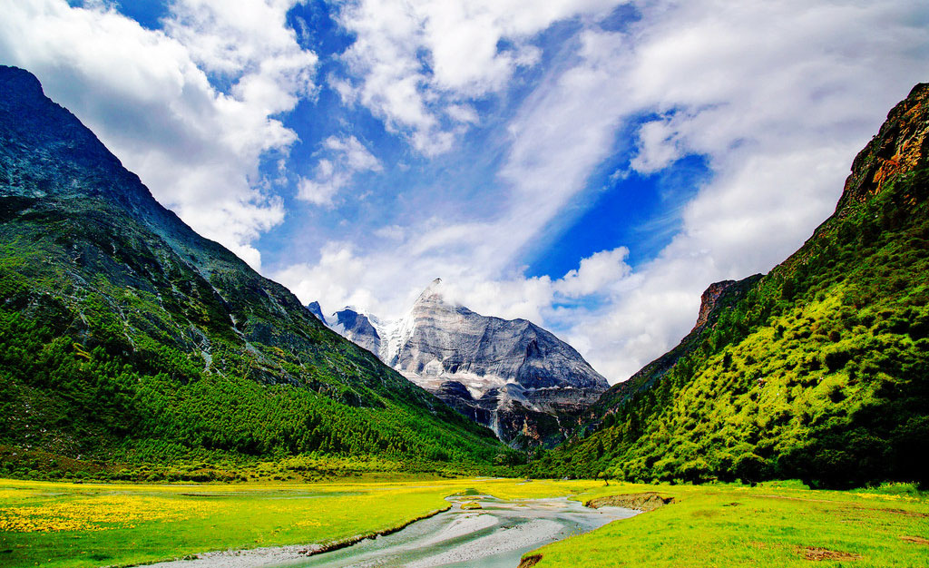 https://mdw-travel-data-us-east-1.s3.amazonaws.com/img/country/China/Yading-Nature-Reserve/img_01.jpg