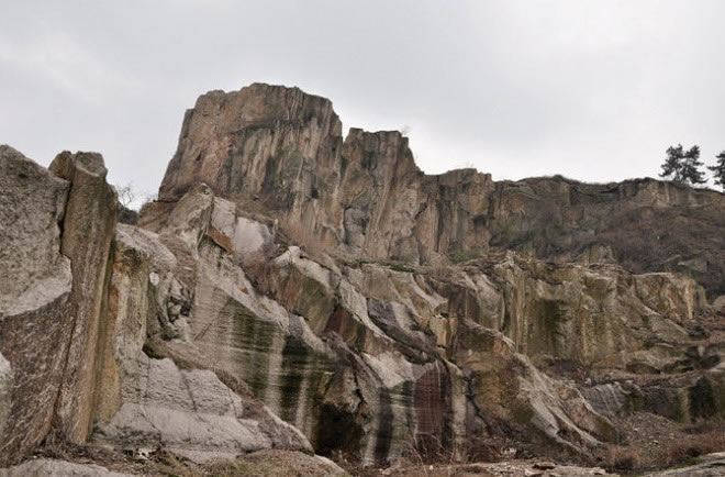 https://mdw-travel-data-us-east-1.s3.amazonaws.com/img/country/China/Yangshan-Stone-City/img_02.jpg