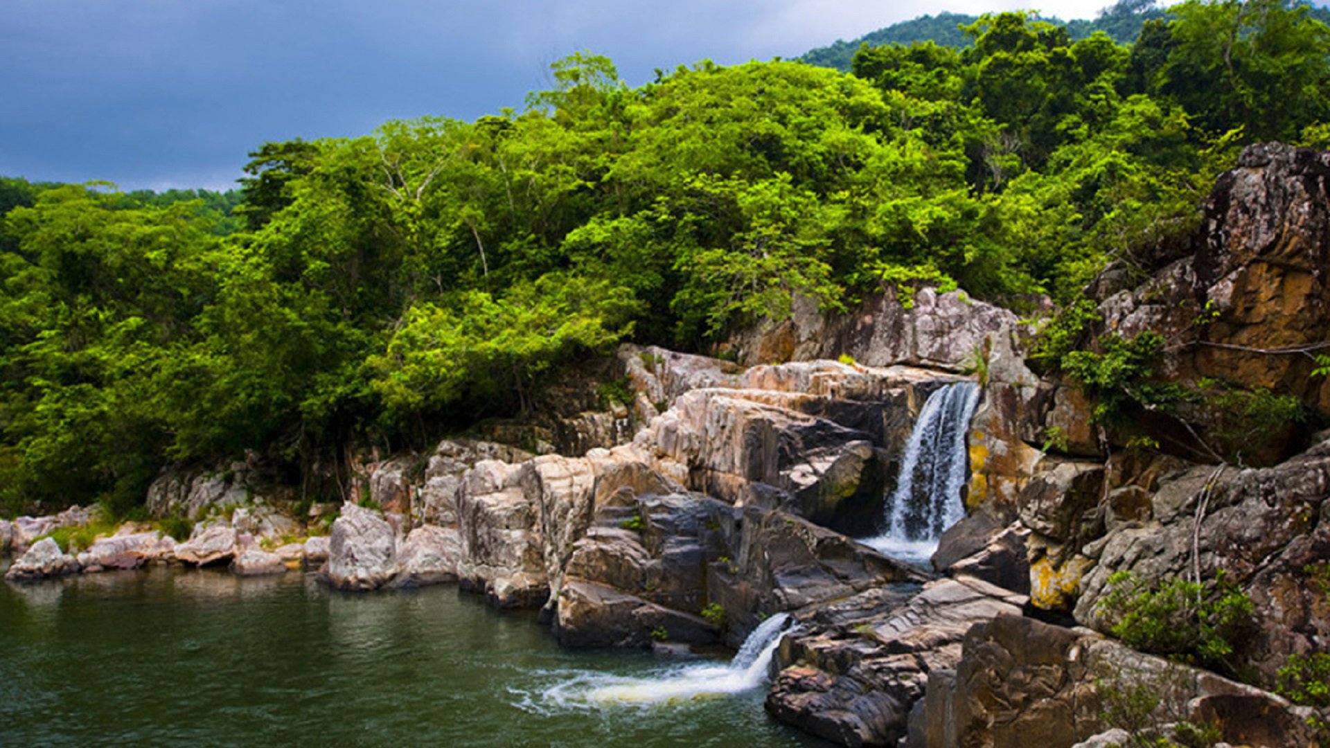https://mdw-travel-data-us-east-1.s3.amazonaws.com/img/country/China/Yanoda-Rainforest-Cultural-Tourism-Zone/img_02.jpg