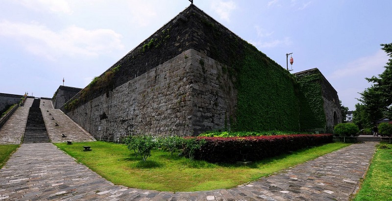 https://mdw-travel-data-us-east-1.s3.amazonaws.com/img/country/China/Zhonghua-Gate/img_00.jpg