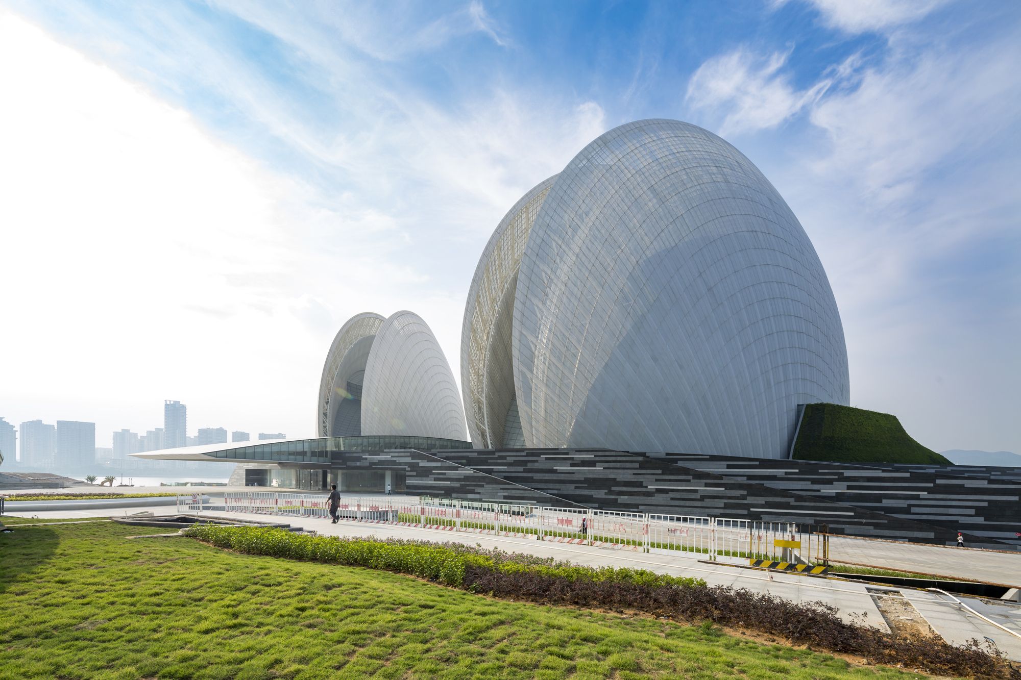 https://mdw-travel-data-us-east-1.s3.amazonaws.com/img/country/China/Zhuhai-Opera-House/img_03.jpg