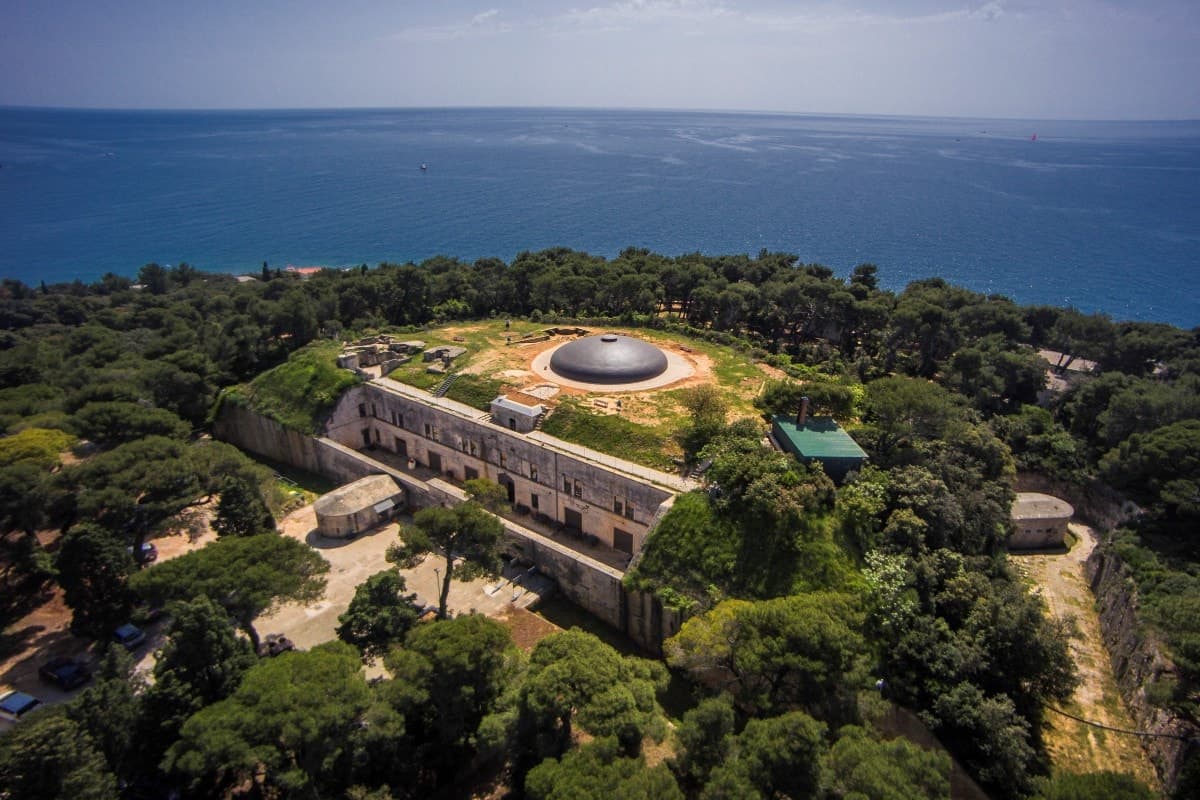 https://mdw-travel-data-us-east-1.s3.amazonaws.com/img/country/Croatia/Aquarium-Pula/img_01.jpg