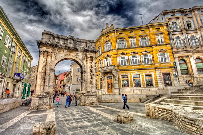 https://mdw-travel-data-us-east-1.s3.amazonaws.com/img/country/Croatia/Arch-of-the-Sergii/img_02.jpg