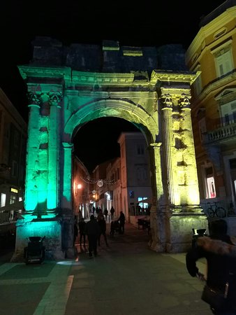 https://mdw-travel-data-us-east-1.s3.amazonaws.com/img/country/Croatia/Arco-dei-Sergi/img_01.jpg
