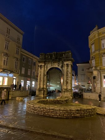 https://mdw-travel-data-us-east-1.s3.amazonaws.com/img/country/Croatia/Arco-dei-Sergi/img_02.jpg