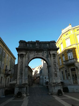 https://mdw-travel-data-us-east-1.s3.amazonaws.com/img/country/Croatia/Arco-dei-Sergi/img_03.jpg