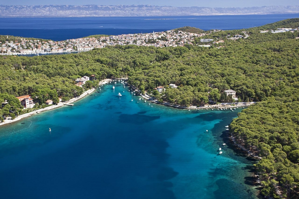 https://mdw-travel-data-us-east-1.s3.amazonaws.com/img/country/Croatia/Beach-Cikat/img_01.jpg