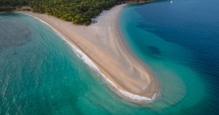 https://mdw-travel-data-us-east-1.s3.amazonaws.com/img/country/Croatia/Beach-Cikat/img_02.jpg