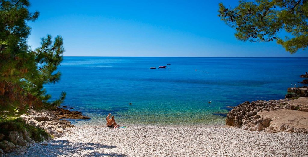https://mdw-travel-data-us-east-1.s3.amazonaws.com/img/country/Croatia/Beach-Cikat/img_03.jpg