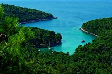 https://mdw-travel-data-us-east-1.s3.amazonaws.com/img/country/Croatia/Beach-Krivica/img_03.jpg