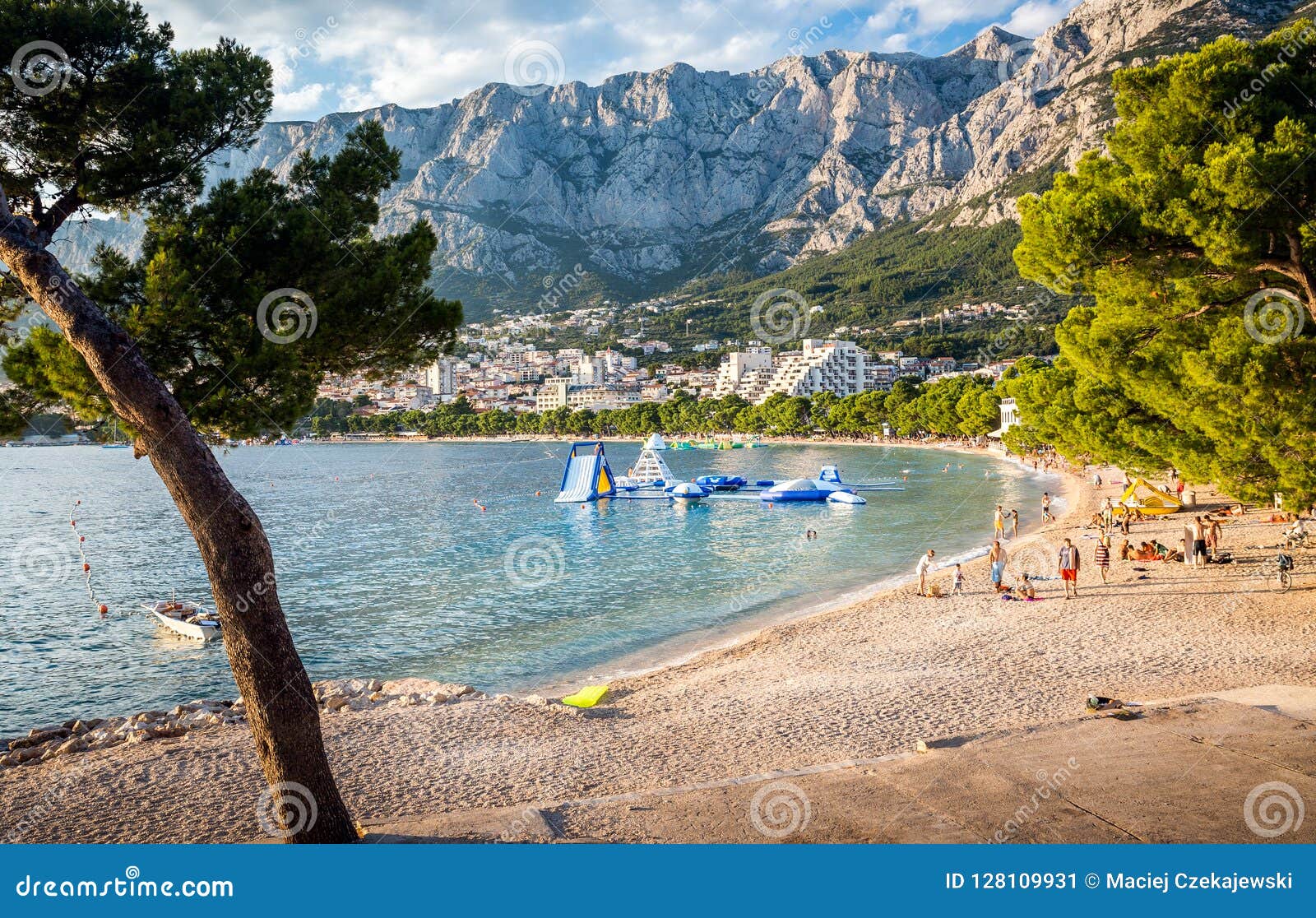 https://mdw-travel-data-us-east-1.s3.amazonaws.com/img/country/Croatia/Beach-Makarska/img_03.jpg