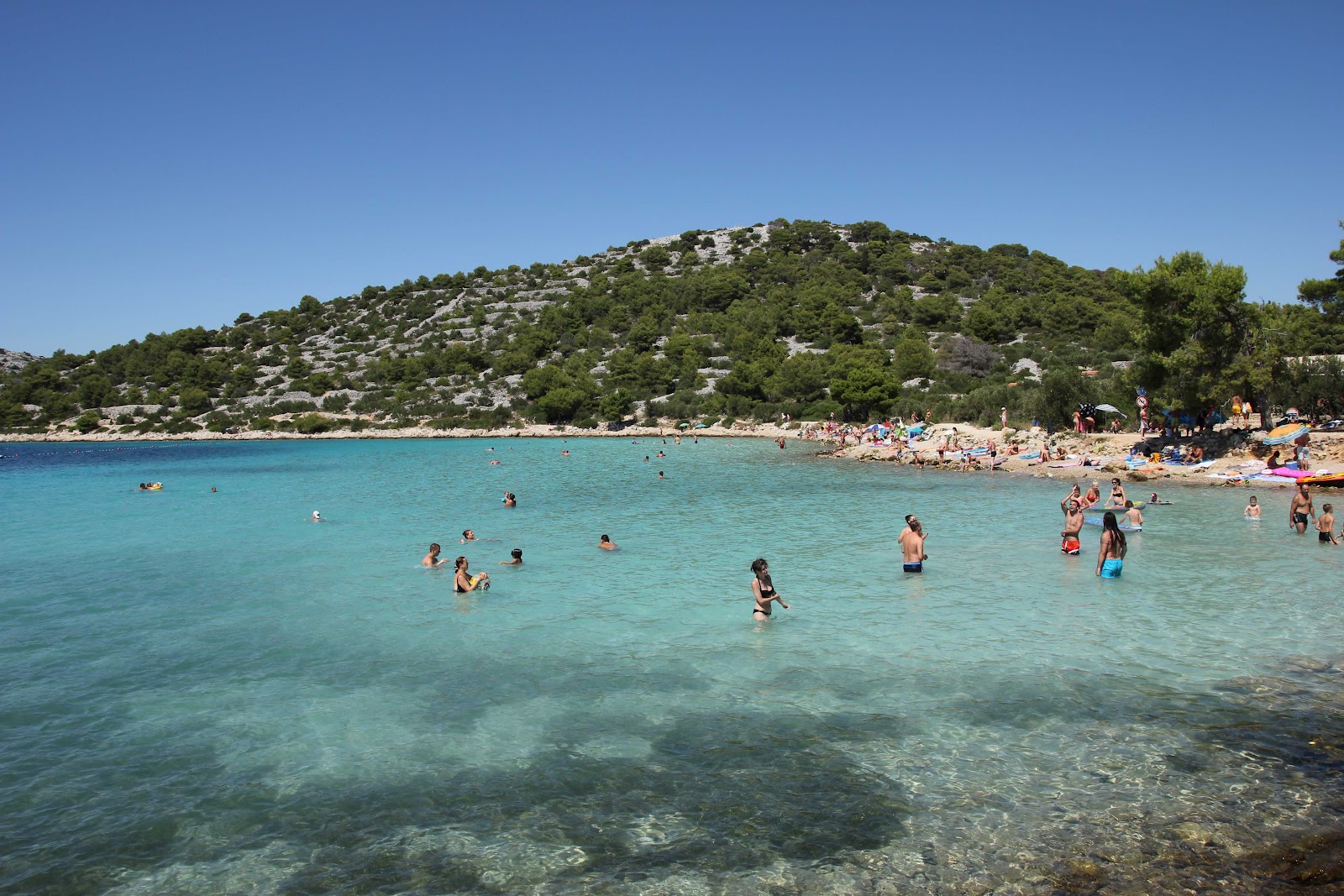 https://mdw-travel-data-us-east-1.s3.amazonaws.com/img/country/Croatia/Beach-Slanica/img_02.jpg