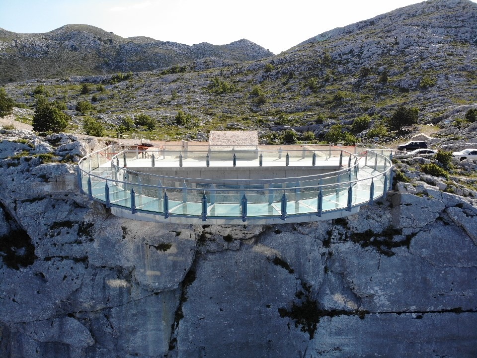 https://mdw-travel-data-us-east-1.s3.amazonaws.com/img/country/Croatia/Biokovo-Skywalk/img_01.jpg