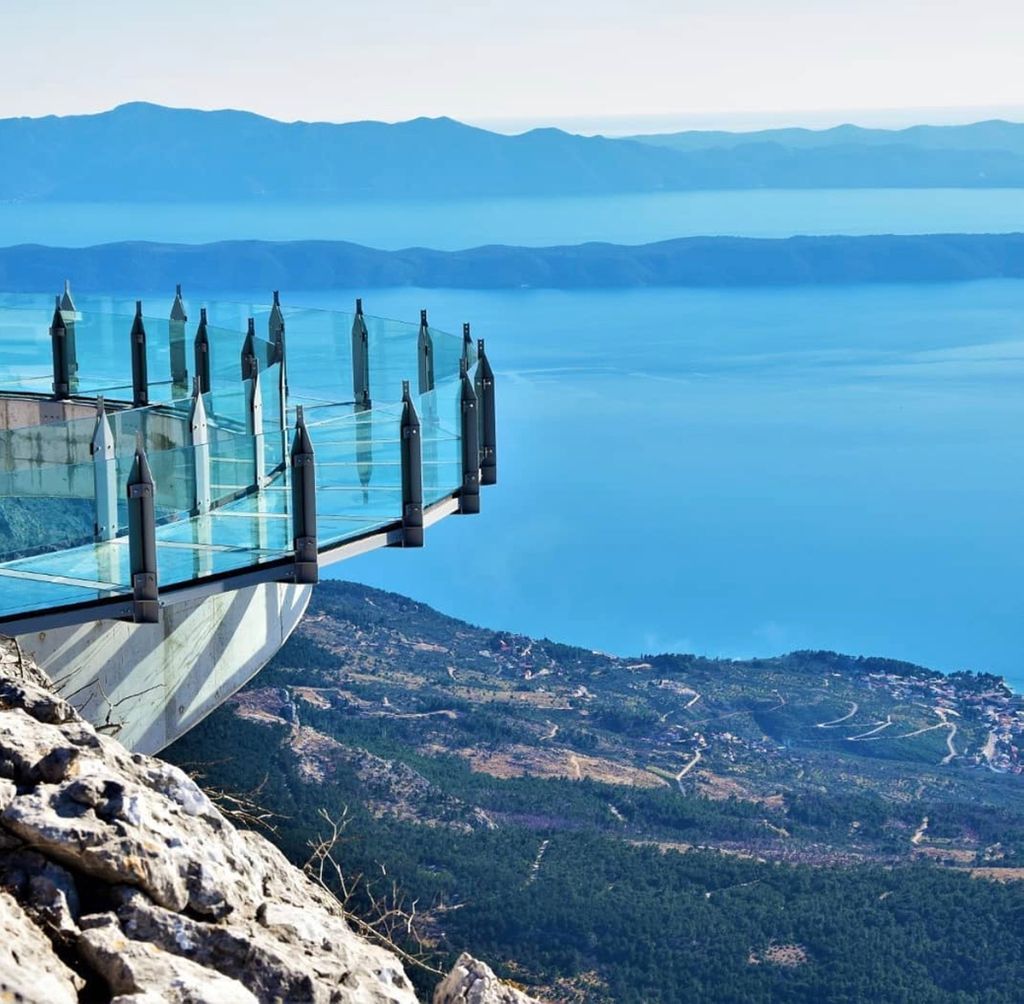 https://mdw-travel-data-us-east-1.s3.amazonaws.com/img/country/Croatia/Biokovo-Skywalk/img_02.jpg