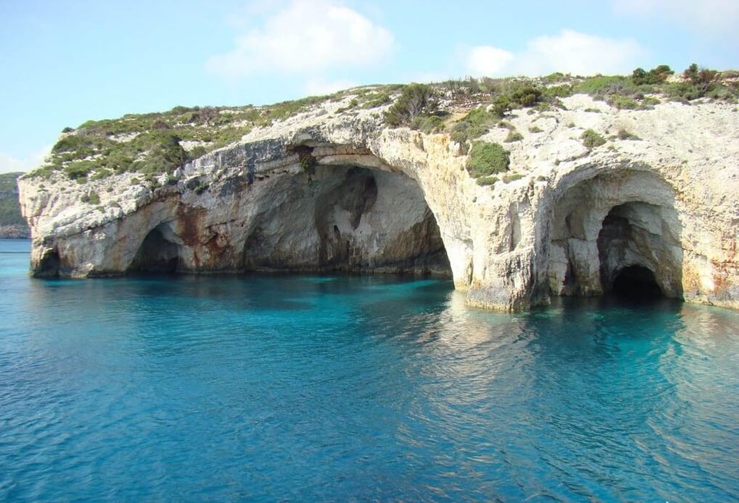 https://mdw-travel-data-us-east-1.s3.amazonaws.com/img/country/Croatia/Blue-Cave/img_01.jpg