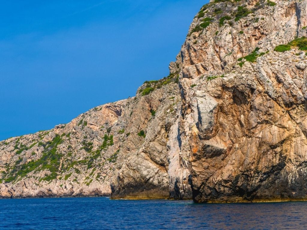 https://mdw-travel-data-us-east-1.s3.amazonaws.com/img/country/Croatia/Blue-Cave/img_03.jpg