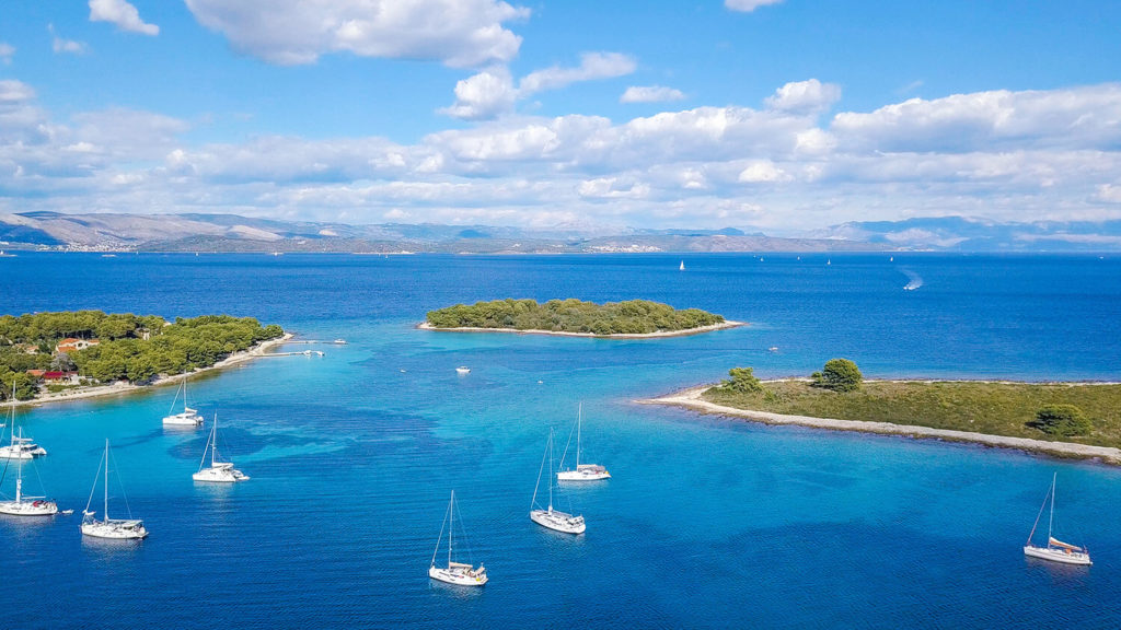 https://mdw-travel-data-us-east-1.s3.amazonaws.com/img/country/Croatia/Blue-Lagoon/img_02.jpg