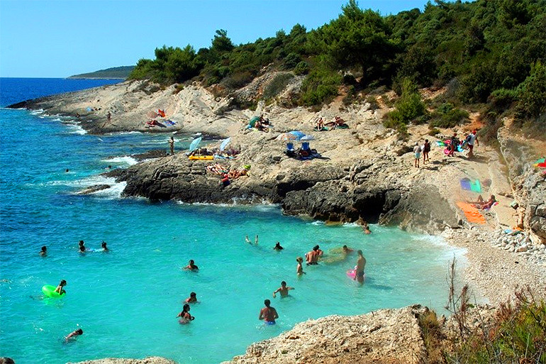 https://mdw-travel-data-us-east-1.s3.amazonaws.com/img/country/Croatia/Cape-Kamenjak/img_03.jpg