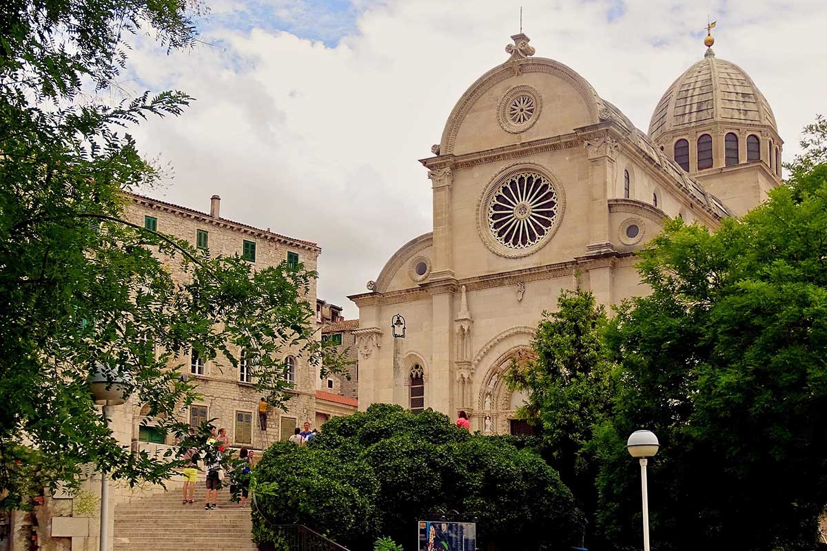 https://mdw-travel-data-us-east-1.s3.amazonaws.com/img/country/Croatia/Cathedral-of-St-Jacob/img_02.jpg