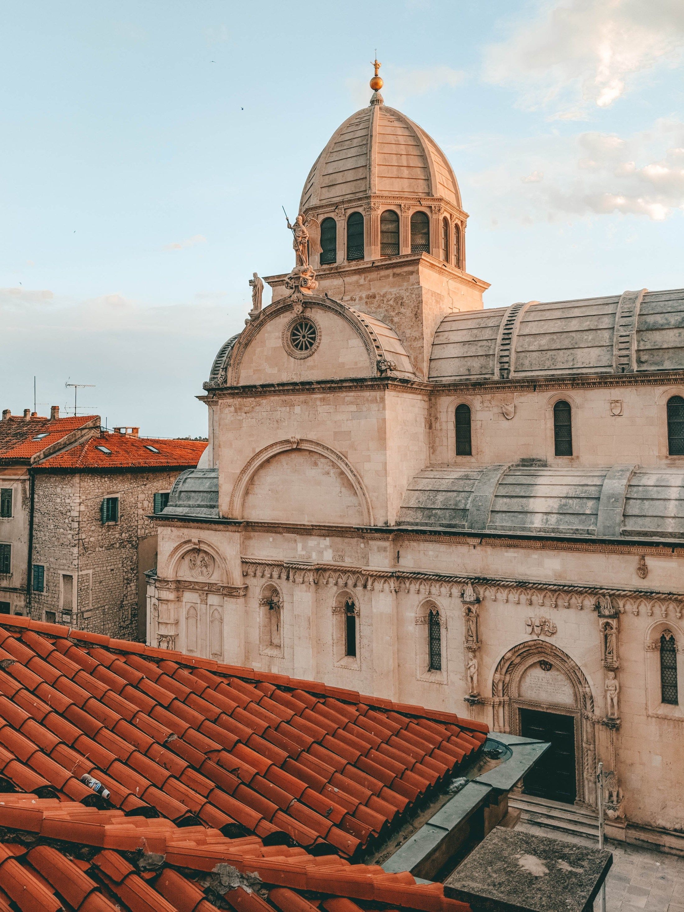 https://mdw-travel-data-us-east-1.s3.amazonaws.com/img/country/Croatia/Cathedral-of-St-James/img_00.jpg