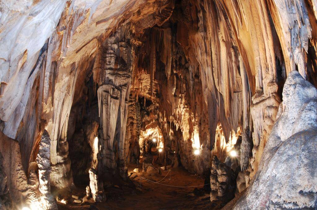 https://mdw-travel-data-us-east-1.s3.amazonaws.com/img/country/Croatia/Cerovac-Caves/img_02.jpg
