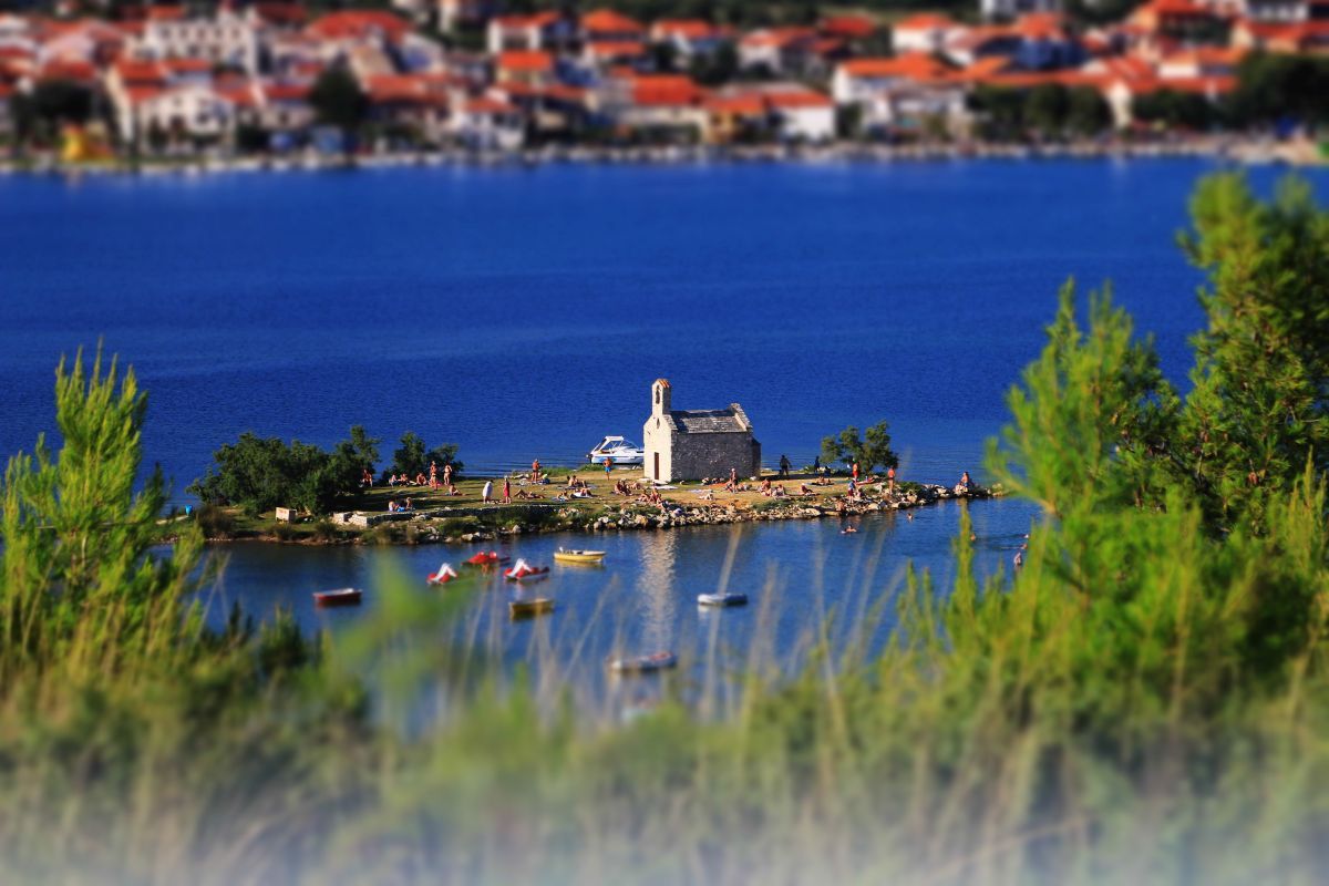https://mdw-travel-data-us-east-1.s3.amazonaws.com/img/country/Croatia/Church-of-the-Holy-Spirit/img_03.jpg