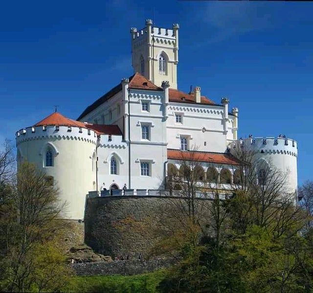 https://mdw-travel-data-us-east-1.s3.amazonaws.com/img/country/Croatia/City-Wall-and-Fuzine-Castle/img_03.jpg